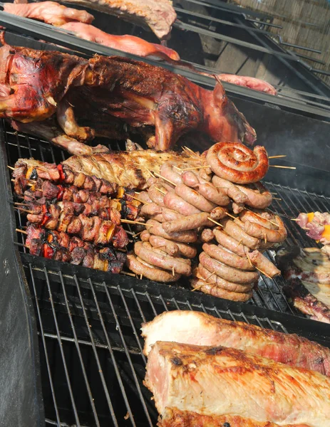 Kraam op straat verkopen gekookt vlees en worst — Stockfoto