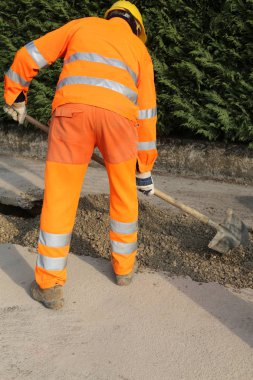 adam yüksek görünürlük giyim ile iş yerinde