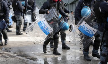 şehirde olay sırasında polis kalkanlar ve isyan dişli