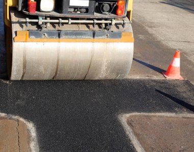 trafik koni ve sokak yolda bir yol silindiri