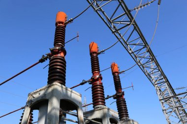 Santral enerji üretmek için üç büyük kesiciler anahtarları