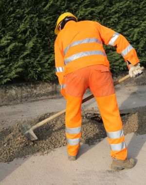 İnşaat alanında açmada, kürek ile çalışan