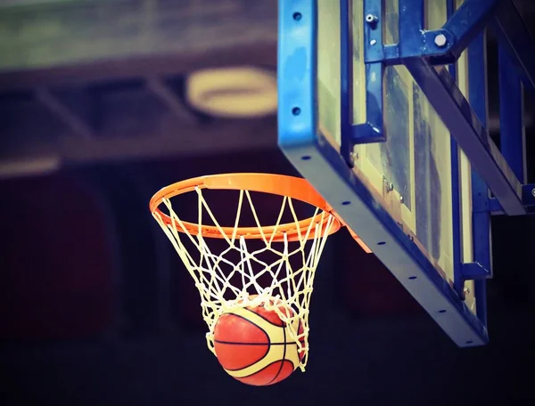 Basquete indo para a cesta depois de um tiro legal — Fotografia de Stock