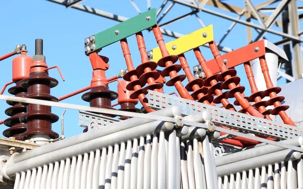 Keramische isolatoren van de transformator van een hoog-voltage in de macht pl — Stockfoto