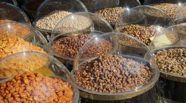Viele geröstete Erdnüsse und bedeckt mit gekochtem Zucker zum Verkauf — Stockfoto