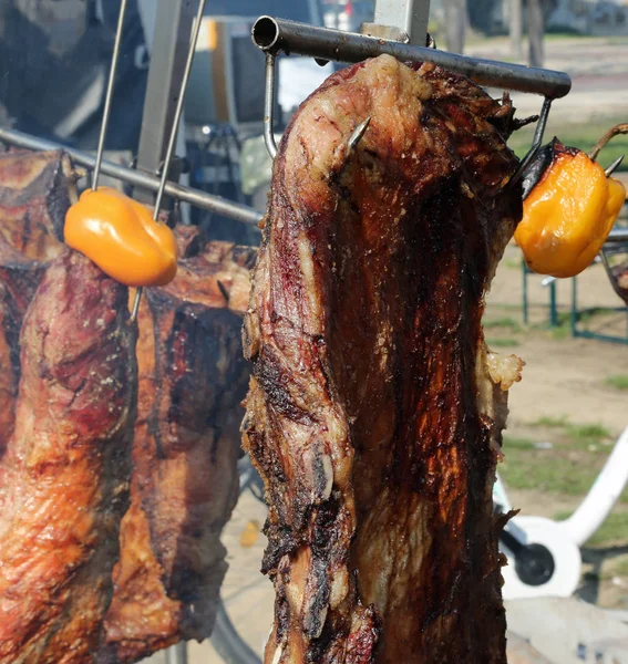 Paprika's en gegrild vlees in de straat eten stal — Stockfoto