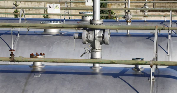 Serie de grandes tanques de presión para el almacenamiento de gas natural en —  Fotos de Stock