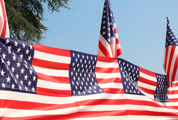 青空とアメリカ国旗のシリーズ — ストック写真