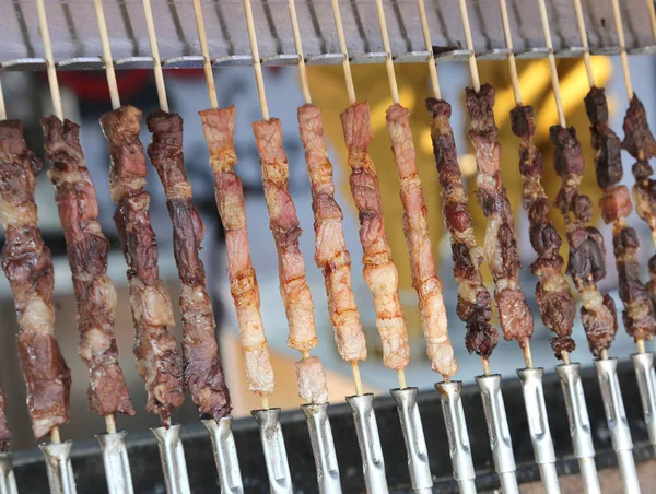 Espetos de carne de cordeiro para venda — Fotografia de Stock
