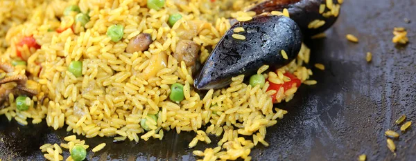 Іспанська Паелья з мідіями і смачне жовті рис та морепродукти — стокове фото