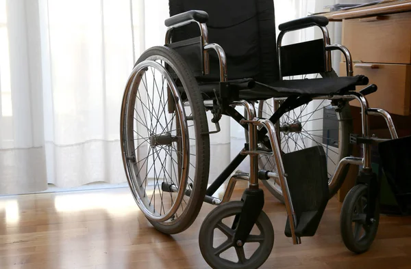 Rolstoelen voor gehandicapte personen in een slaapkamer — Stockfoto