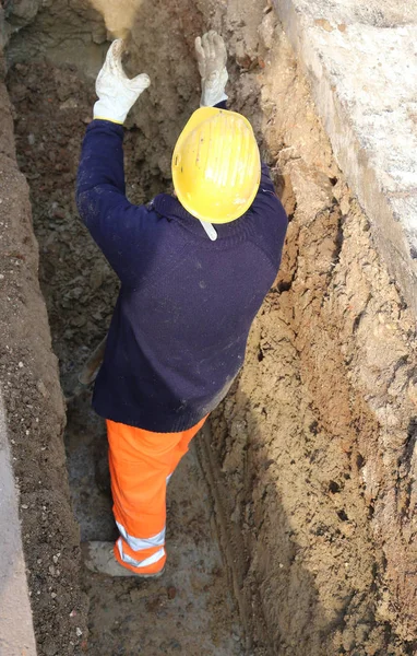 Worker in the trench — Stock Photo, Image