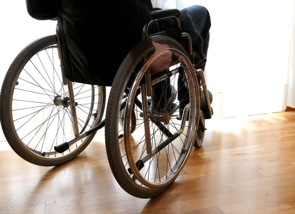 Persoon met handicap in de slaapkamer — Stockfoto