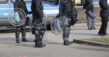 Polis kalkanlar ve isyan sırasında spor olayı dişli