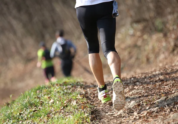 Ung idrottare löper på spåret på berg under en cross-länder — Stockfoto