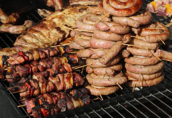 Barracão de comida de rua vendendo muita carne de porco e carne — Fotografia de Stock