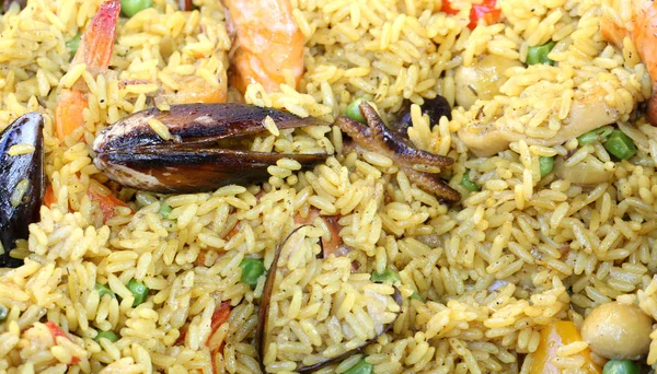 Іспанська Паелья з мідіями і жовтої рис та морепродукти — стокове фото
