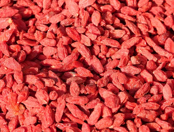 Bagas de goji secas vermelhas com muitas propriedades nutricionais — Fotografia de Stock