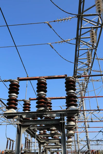 Interruptores industriales en la subestación eléctrica —  Fotos de Stock