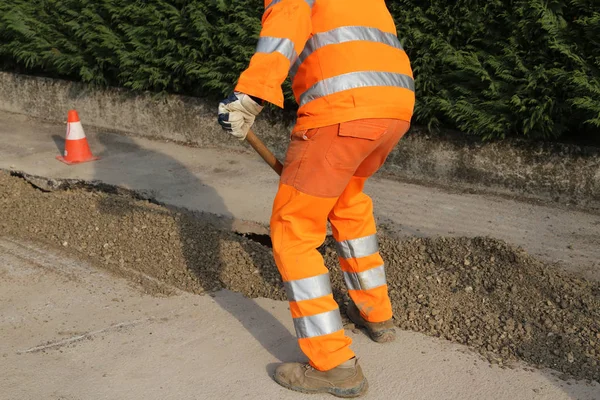 Man at work near the trench in the construction site — Stock Photo, Image