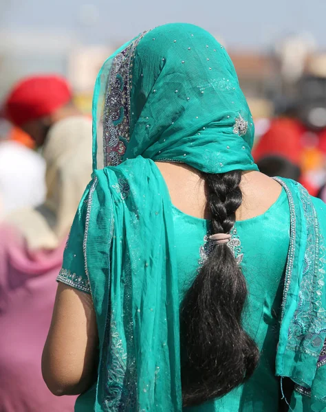 Chica con el pelo largo y negro y un vestido verde — Foto de Stock