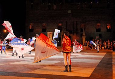 Marostica, VI, İtalya - 9 Eylül 2016: Zen sırasında bayrak dalgalar