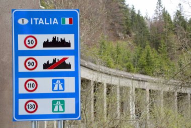 Hız li bulguları ile İtalyan sınırında yol işareti