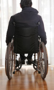 onun yatak odasında tekerlekli sandalyeli özürlü kişi