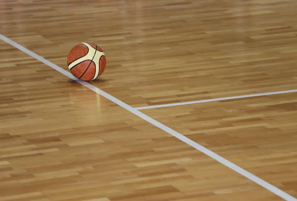 Baloncesto en el parquet de la cancha de baloncesto — Foto de Stock