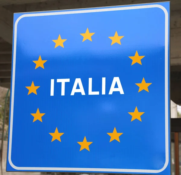 Великий дорожній знак з текстом Italia — стокове фото