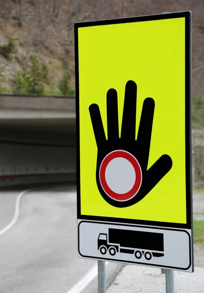 Grand panneau de signalisation avec une main et un symbole de barrière pour le bloc ro — Photo