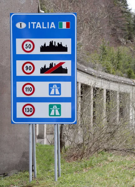 Verkeersbord met de aanwijzingen van de snelheidslimieten op de Italiaanse bo — Stockfoto