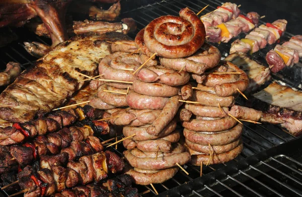 Уличная еда киоск продажи много свинины и говядины — стоковое фото