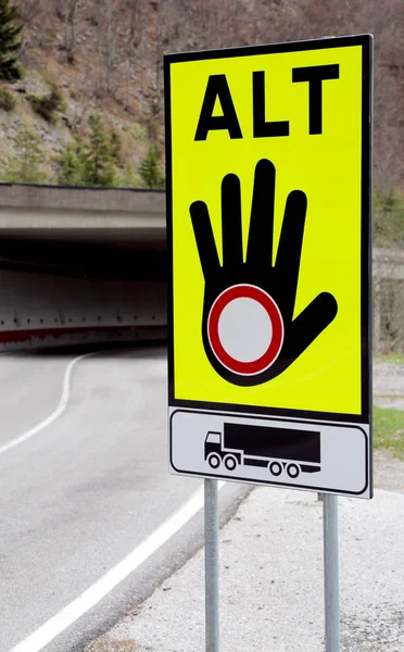 Panneau de signalisation avec la main et le symbole d'interdiction pour la route de bloc pour — Photo