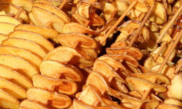 Τηγανισμένες φέτες πατάτες κολλήσει σε το ξύλινο σουβλάκι — Φωτογραφία Αρχείου
