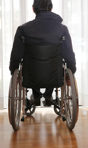 Handicapé en fauteuil roulant dans sa chambre — Photo