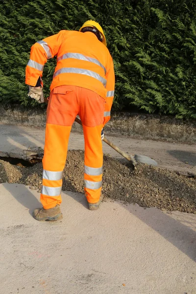 Hombre en el trabajo con ropa naranja de alta visibilidad y timón amarillo: de stock © ChiccoDodiFC #150855580 | Depositphotos