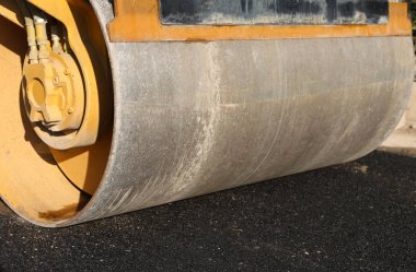 büyük roller ve yeni bir yol siyah asfalt
