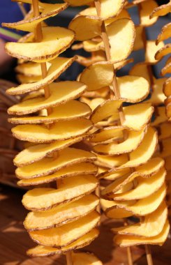 dilimlenmiş patates kızartması Ahşap şiş sokağın sıkışmış.