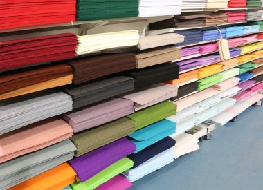 Terziler ve hobi kumaş ve keçeleri dolu