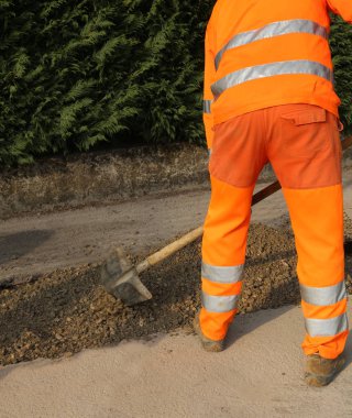 İnşaat alanı içinde kürek ile çalışan