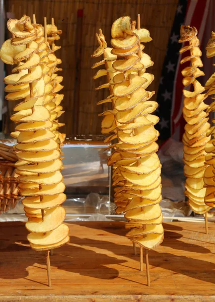 Papas fritas en rodajas pegadas en el pincho de madera — Foto de Stock