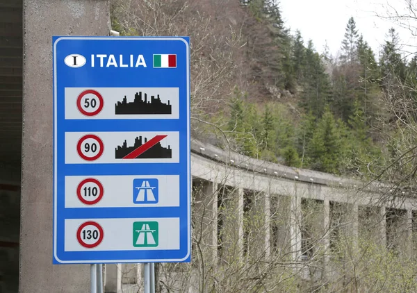 Indications of the speed limits to be observed on the Italian ro — Stock Photo, Image