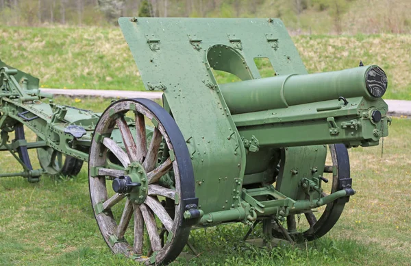 Viejo cañón utilizado en la primera guerra mundial por los soldados en Italia — Foto de Stock