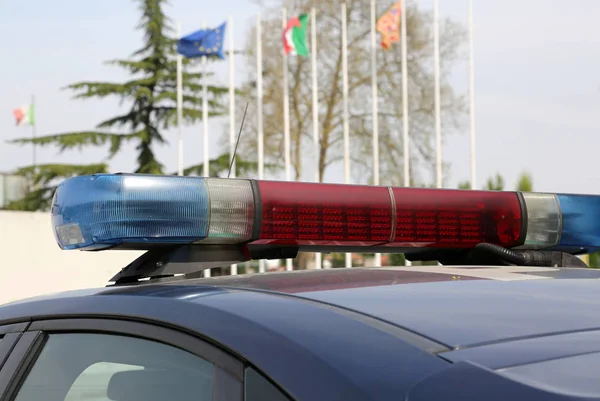 Coche de policía con banderas europeas e italianas en el fondo al aire libre — Foto de Stock