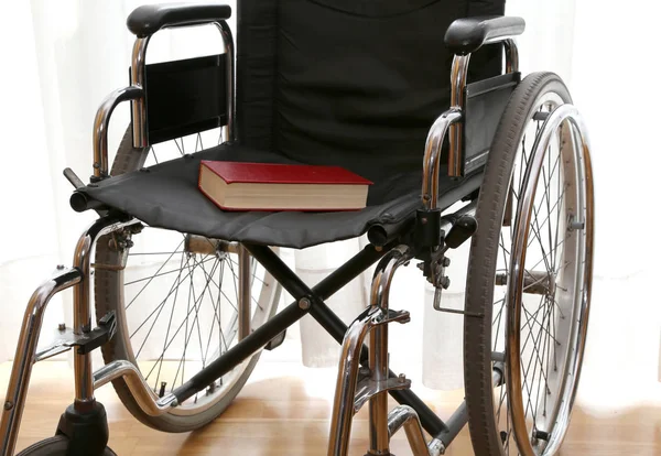 Красная книга на инвалидной коляске без людей — стоковое фото