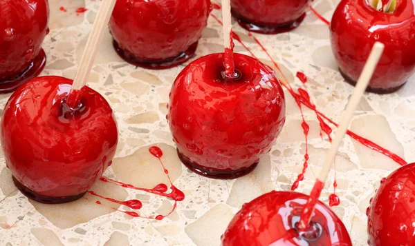 Roter Apfel mit karamellisiertem Zucker überzogen — Stockfoto