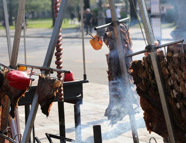 Straat eten stal met gegrilde worst en vlees — Stockfoto