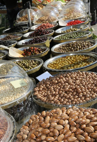 Stall with many qualities of Mediterranean olives and other prod — Stock Photo, Image