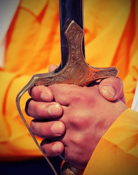 Σπαθί στα χέρια κατά τη διάρκεια της εκδήλωσης Σιχ cerimonial — Φωτογραφία Αρχείου